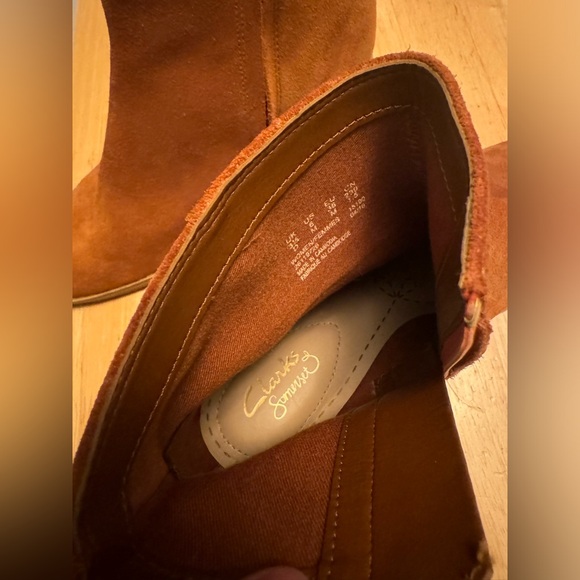 Clarks camel coloured suede booties size 6 - Picture 2 of 5